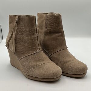 Toms Tan Textured Wedge Boots  Toms High Desert Textured Wedge, size 7.5